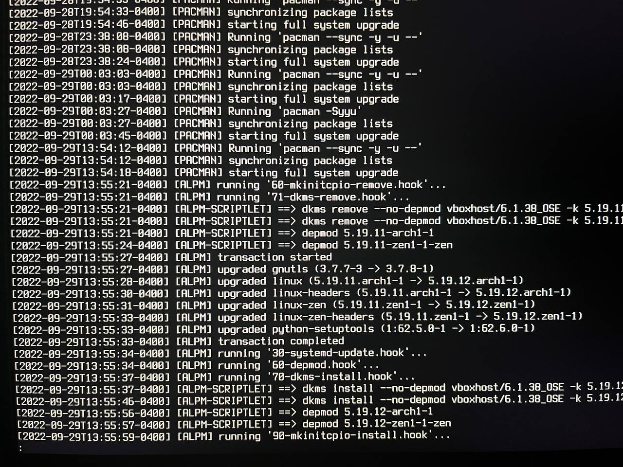 Pacman log showing kernel update to 5.19.12